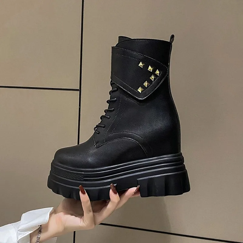 Осенне-зимние женские ботильоны из искусственной кожи, кроссовки на каблуке 10,5 см, короткие ботинки с круглым носком, женские мотоциклетные ботинки на платформе с заклепками