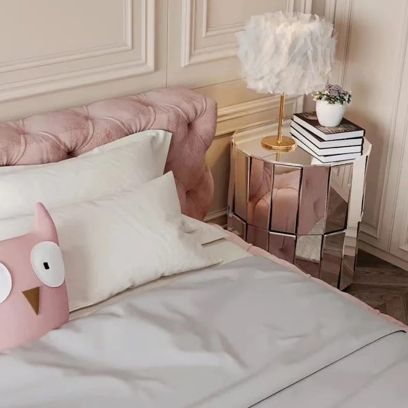 Moderno e simples espelho de canto alguns sofás redondos mesa de cabeceira mesa de quarto