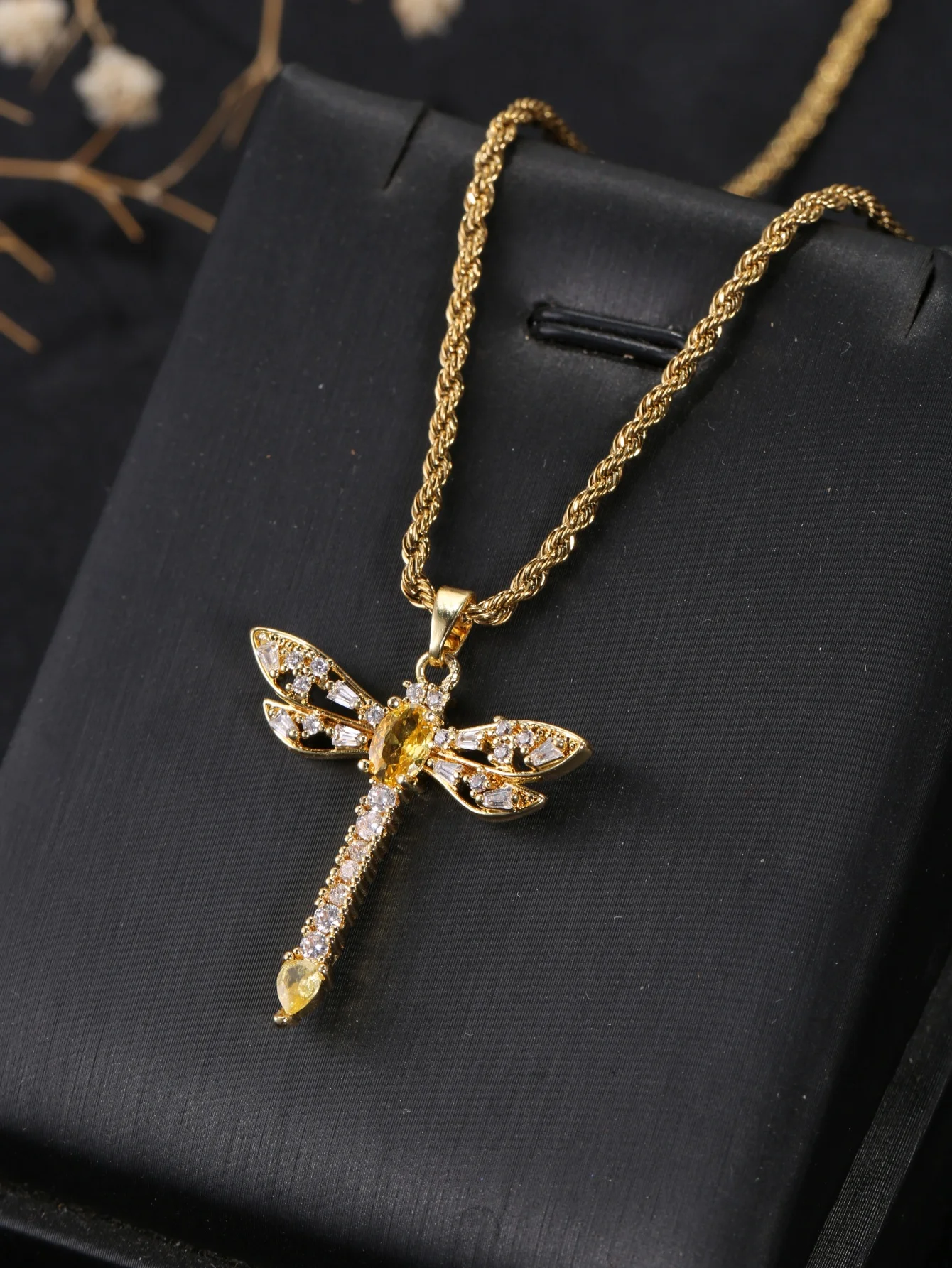 1 Piece Copper-Plated 18K Gold Fashionable Sparkling Imitation Diamond Dragonfly Twist Pendant Necklace, Exquisite Three-Dimensional Insect Necklace with Rhinestones, Suitable for Girls' Forest-Style Artistic Outfits, Floral Long Dresses, Knitted Cardigans, and Various Occasions Such as Outings, Afternoon Tea, and Dates, Offering a Dynamic and Ethereal Light Luxury Neck Accessory