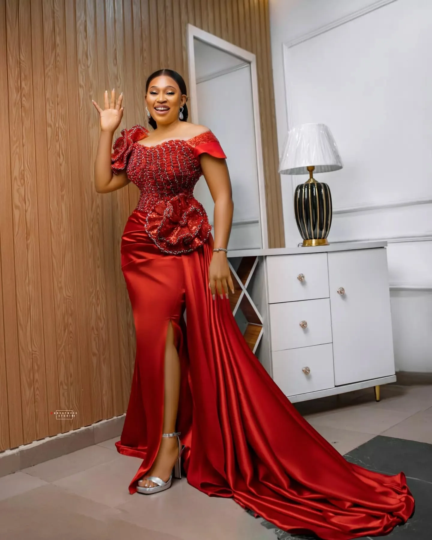 レッドマーメイド 2025 プロムドレス 花 ビーズ クリスタル サテン ハイ スリット イブニング フォーマル パーティー 誕生日ドレス ZJ1733