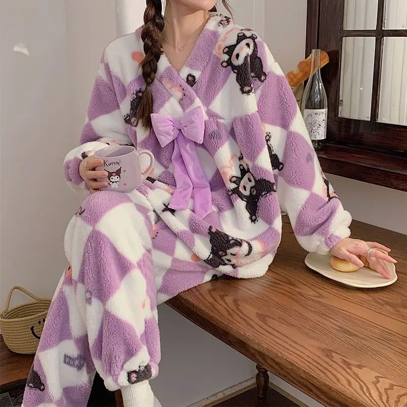 

Женский пижамный комплект Sanrio Kuromi из кораллового флиса, милый, новый, зимний, на плюшевой подкладке, утолщенный, фланелевый, кавайный, для дома и сна