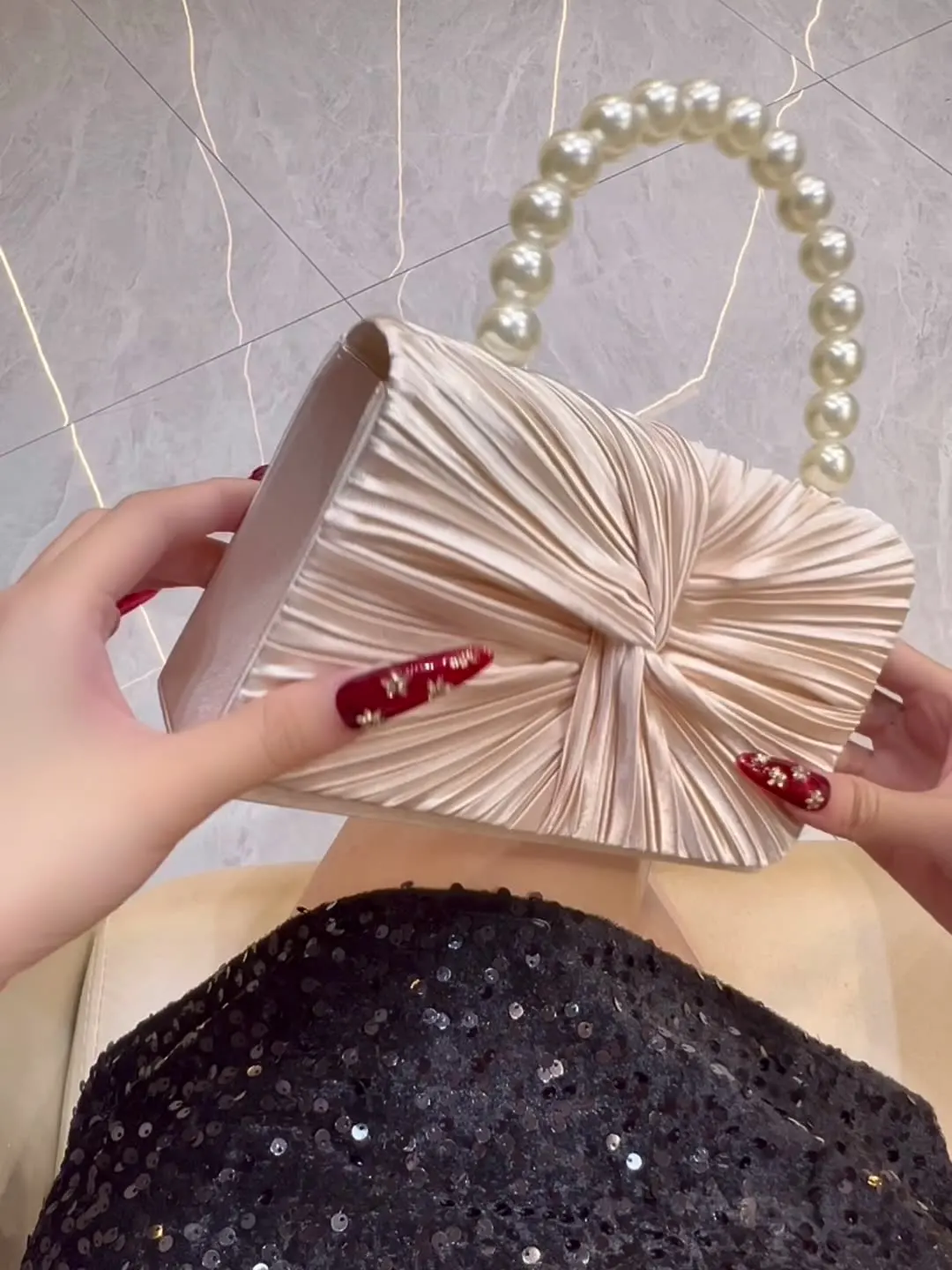 

Fashion Banquet Bag Pleated Party Bag Solid Color Pearl Handle Handbag High-end Temperament Crossbody Bag Women's Small Bag