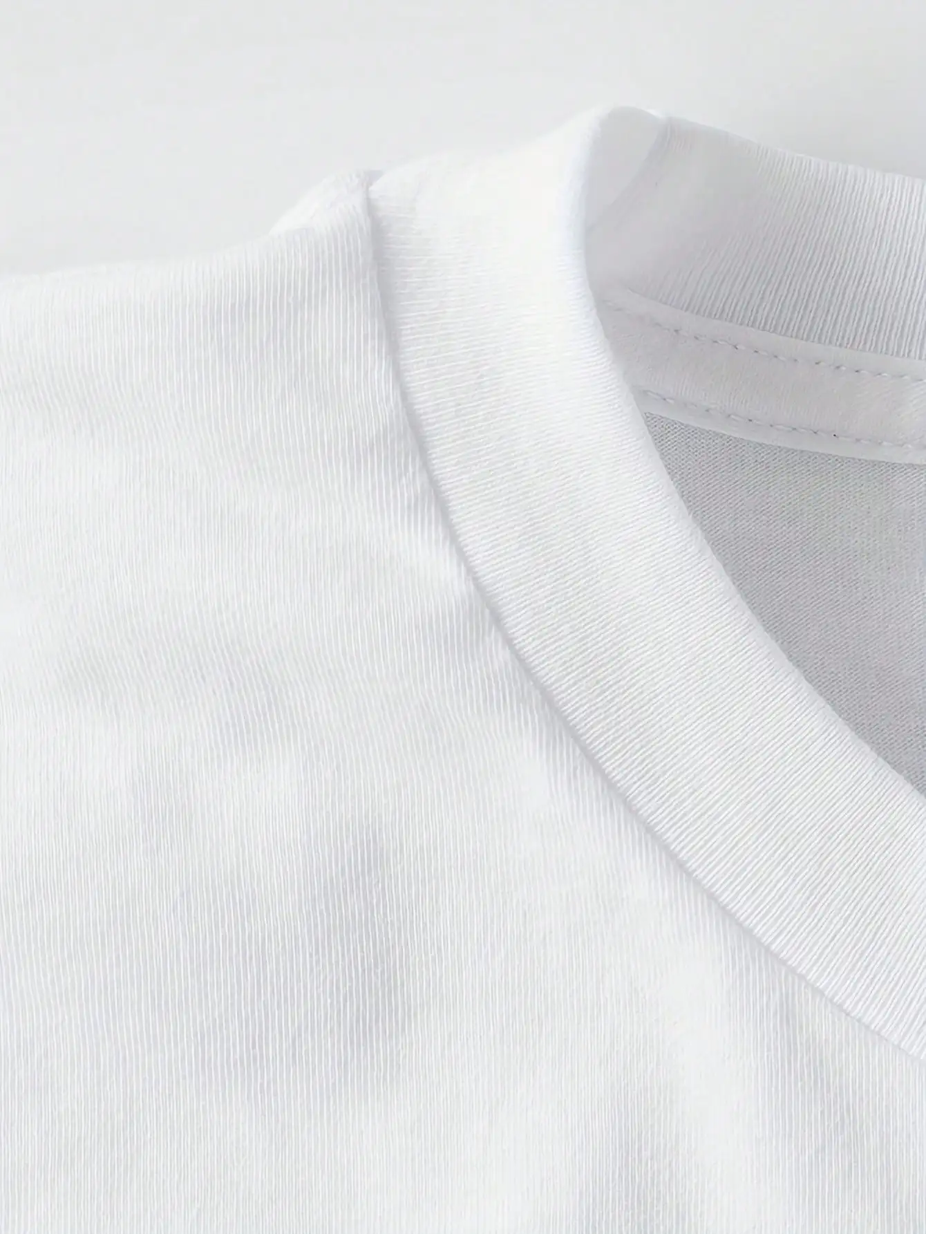 เสื้อยืดแขนสั้น Women's Quotes - แรงบันดาลใจจากดีไซน์ "Walk By Faith" จับคู่กับรองเท้าบูทยีนส์และดอกกุหลาบ ชุดลําลอง