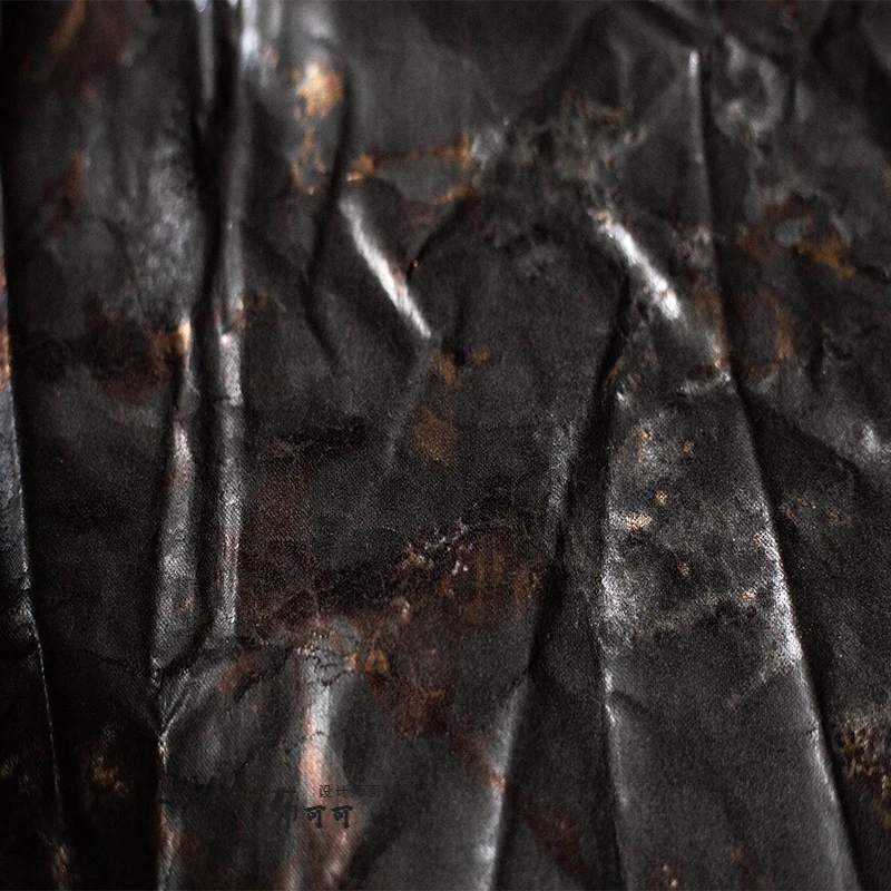 Tela de diseñador para abrigos y faldas de cuero plisado, color marrón cocido, tono óxido oscuro, textura de roca pesada, efecto bronceado