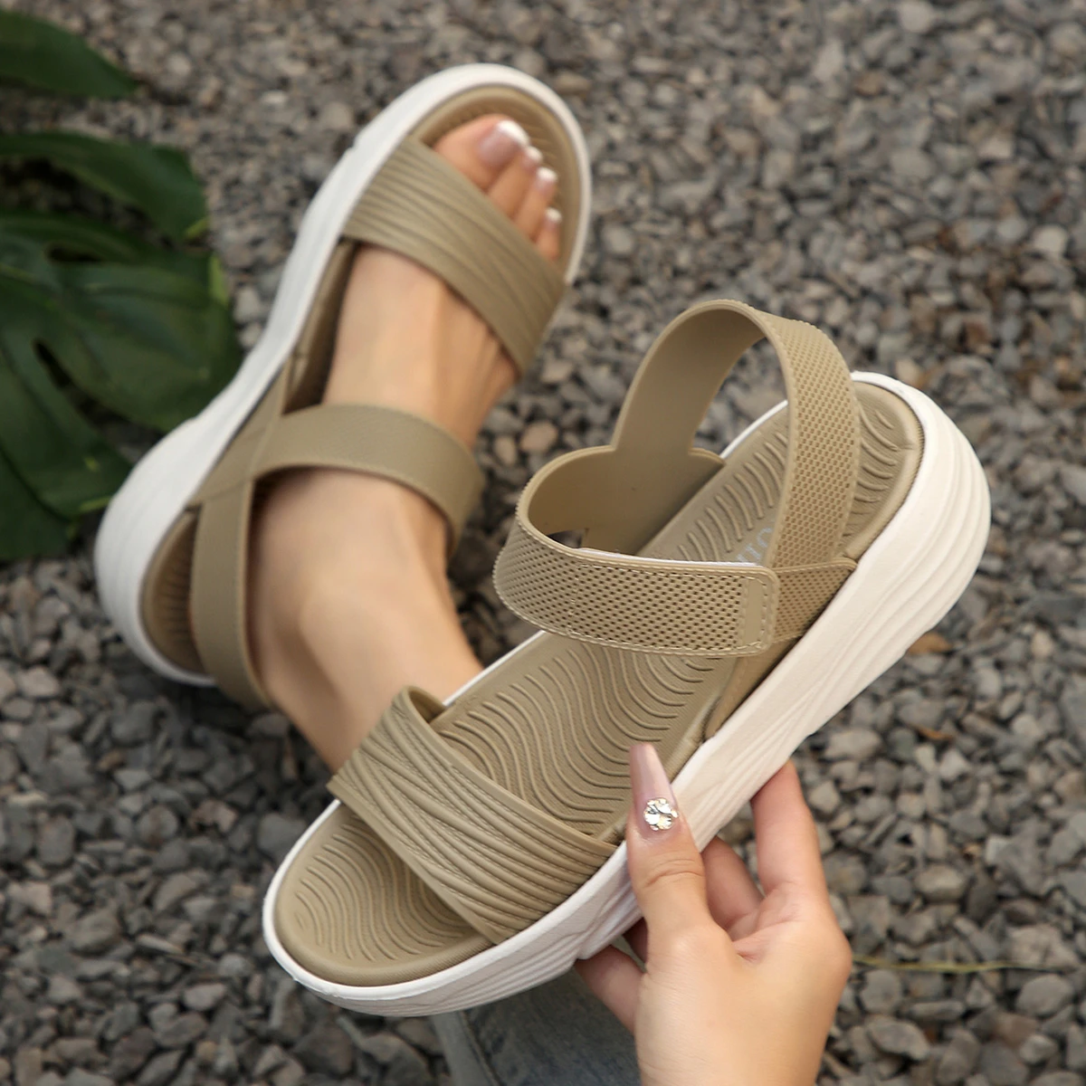 

Повседневные женские сандалии, новинка 2023 года, летние сандалии большого размера на толстом каблуке, на плоском наклонном каблуке с эластичным ремешком, женская обувь