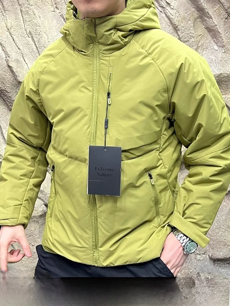 

Утепленная технологичная хлопковая куртка для мужчин: зимняя теплая повседневная модель с капюшоном, прямым кроем и длинными рукавами, однотонная