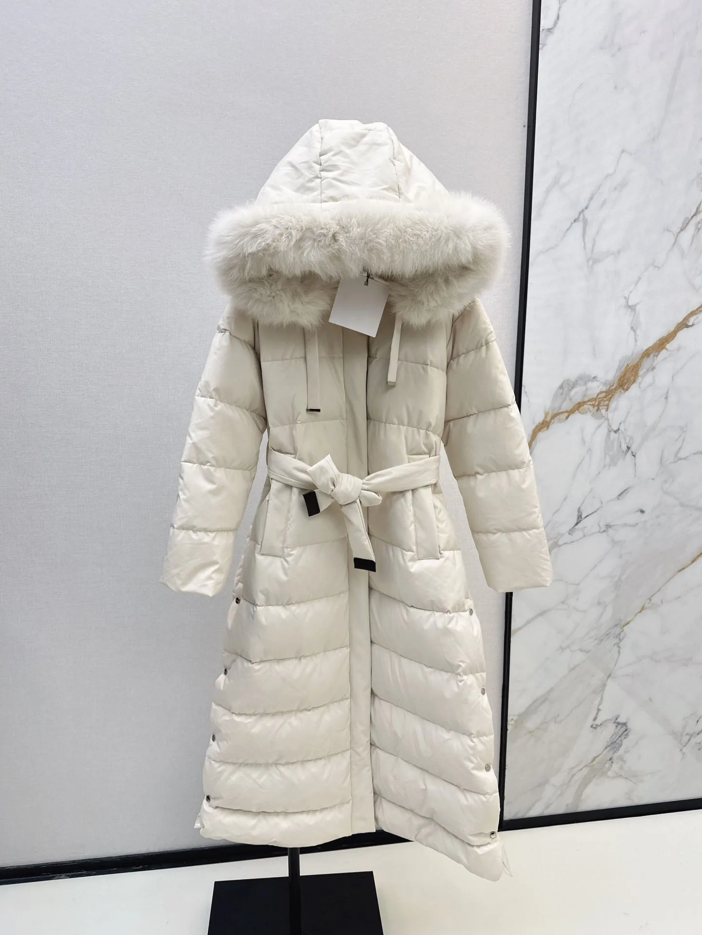 2024 Autumn New High Quality Women's Clothing Minimally designed oversized fur collar waistband hooded long down jacket 0907