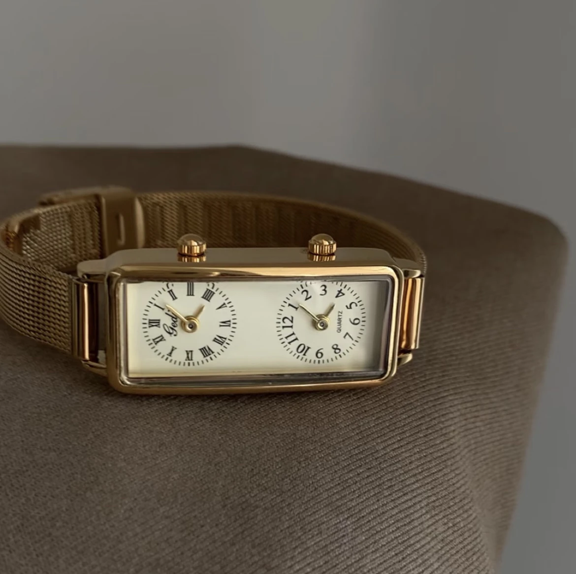 ElegantWomen'SWristwatchRectangularDesignSophisticatedQuartzWatch With Gold Double Dial Stylish And Sophisticated Women'S Watch.