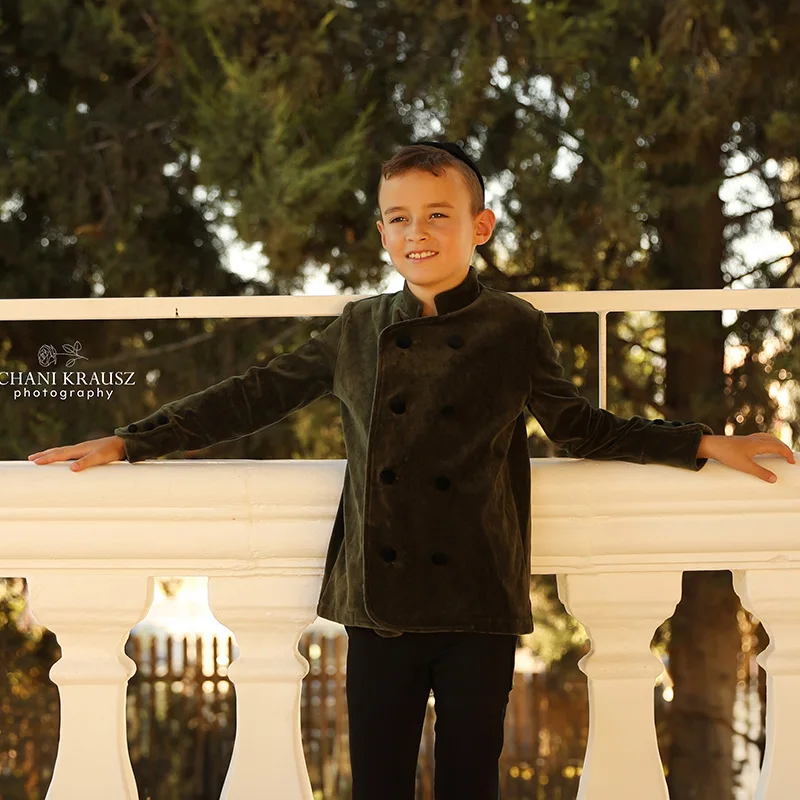 Familien-Partnerlook: Neues Shabbos-Velours-Set für Kinder – Mädchenkleid, Jungen-Oberteil, Baby-Overall mit Blumenstickerei und Schleife – Detail 9