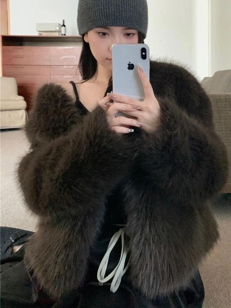 

Рекомендуемая коллекция Зимняя женская короткая шуба с пушистым искусственным лисьим мехом Экологичные цвета премиум-класса