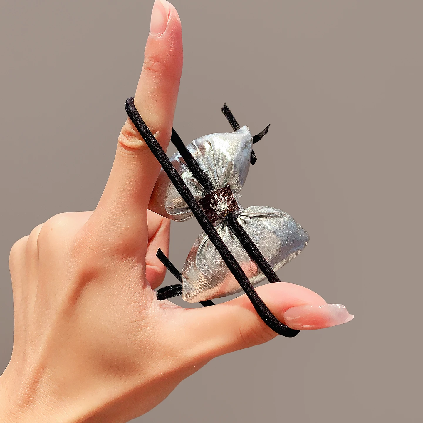Niedliche Haarschmuck-Accessoires aus kariertem Stoff mit gepolsterter Herzschleife, passende Haarspangen & elastische Haargummis für Mädchen und Frauen. – Detail 12