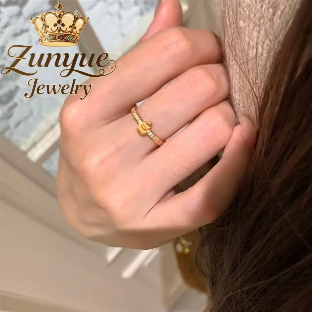 Anillo De Oro De Joyas Para Mujeres Con Una Calabaza Redonda Decorada Con  Piedras Preciosas Verdes Y Diamantes Brillantes Stock de ilustración -  Ilustración de bandera, belleza: 396165765, image size:1000x999