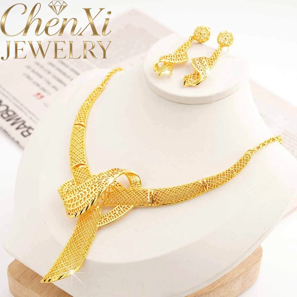 Sand Gold Oversized Hollow Floral Necklace Fine Sculpted Decorative Accessory Romantic All-Match Jewelry Banquet Exquisite Gift