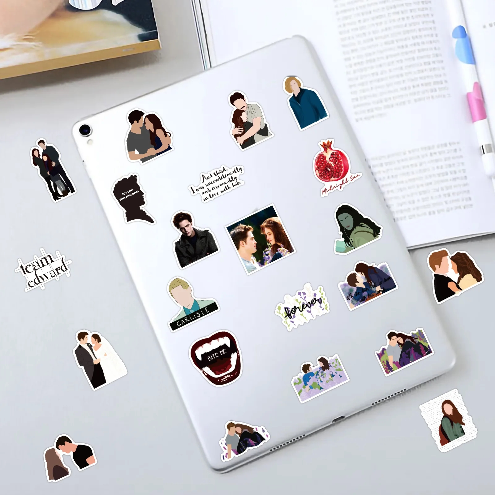 สติกเกอร์ลายการ์ตูนจากภาพยนตร์ Twilight แบบใหม่ 50 ชิ้น สติกเกอร์ตกแต่งลายกราฟฟิตีกันน้ำ สติกเกอร์กราฟฟิตีแบบส่วนตัวสำหรับตกแต่งสมุดภาพ DIY