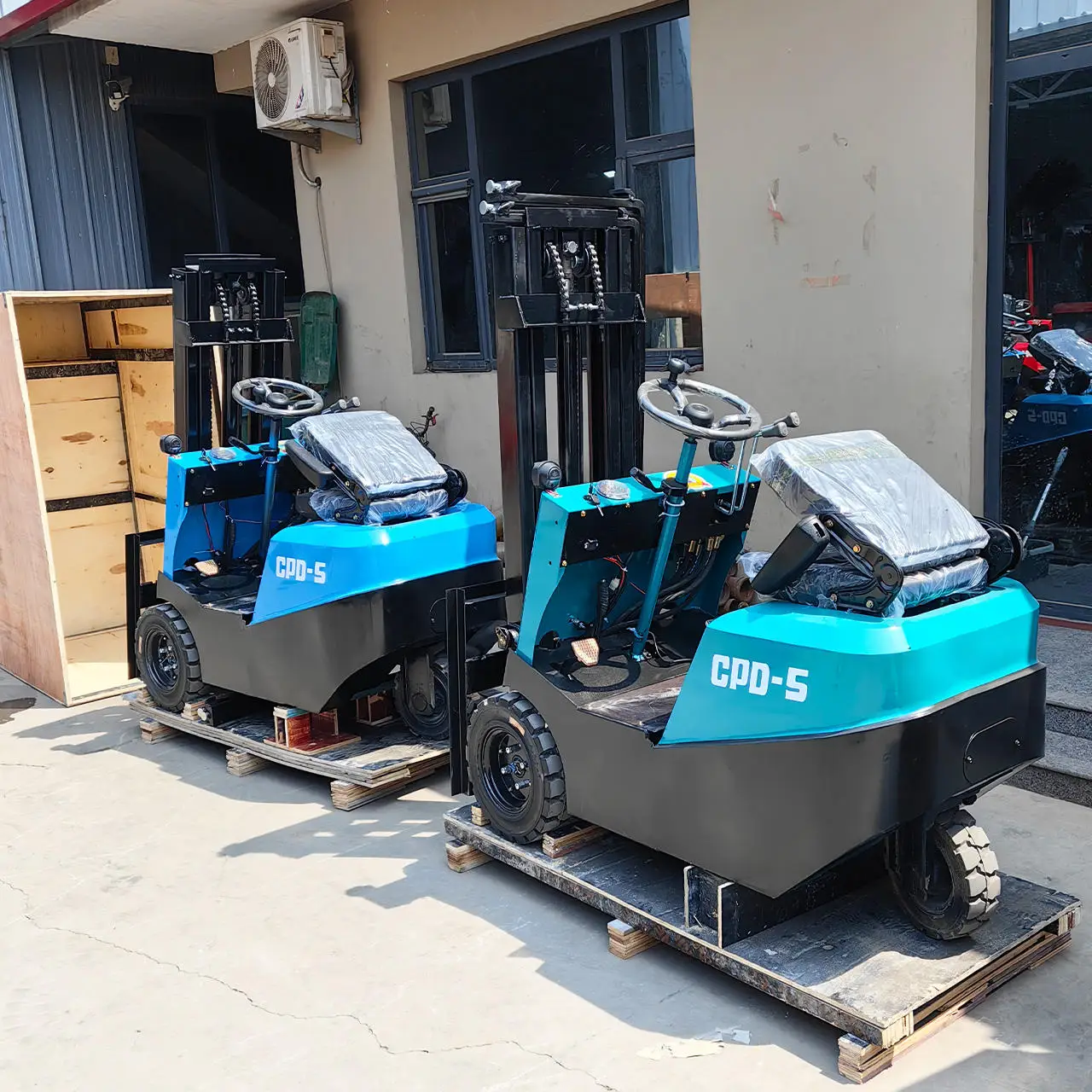 Manufacturer Narrow Mini Electric Three-wheel Forklift 1.5 Tons with Solid Tire Lead-Acid Battery