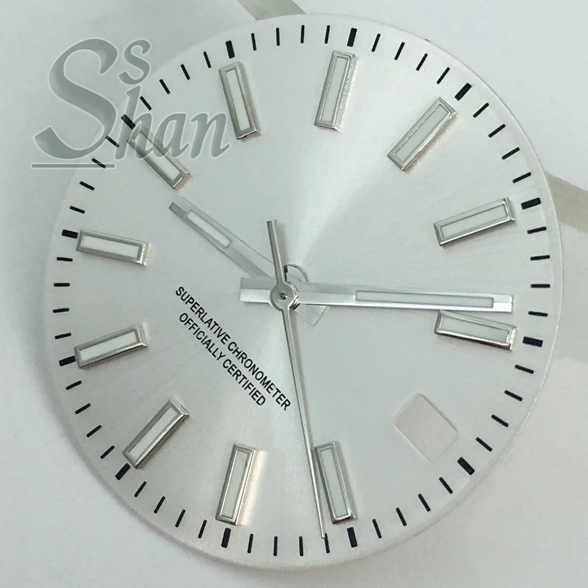 يتم تعديل قرص عقارب الساعة NH35 29MM واستبدالها في أجزاء ساعة الحركة NH35