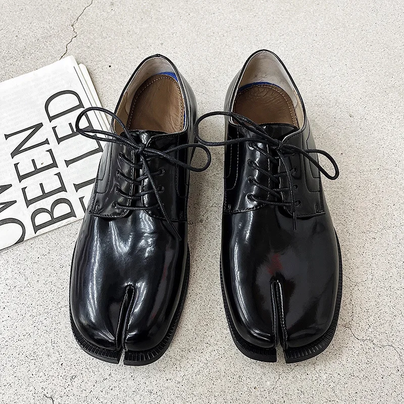 New arrival Split Toe Shoes Tabi Shoes Loafer for Men Split Toe Thick Sole Casual patent leather Shoes