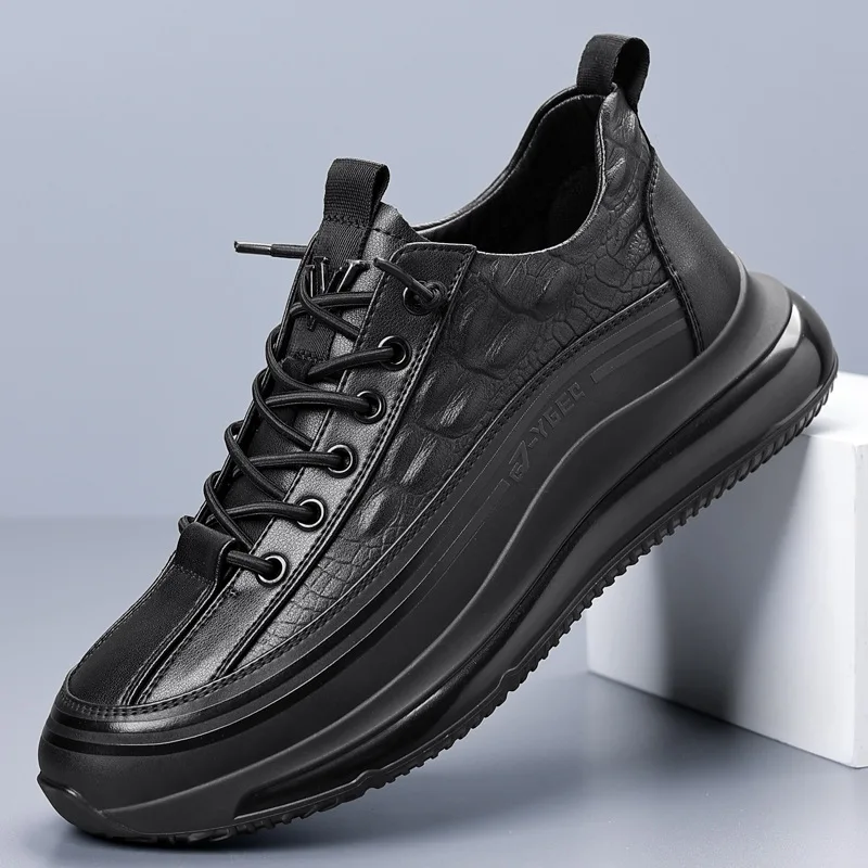 รองเท้าผ้าใบหนังวัวลายจระเข้ดีไซน์ใหม่สำหรับผู้ชาย สีดำ แฟชั่นลำลอง รองเท้ากีฬาชาย 2025 รองเท้าพื้นหนาดีไซน์ใหม่