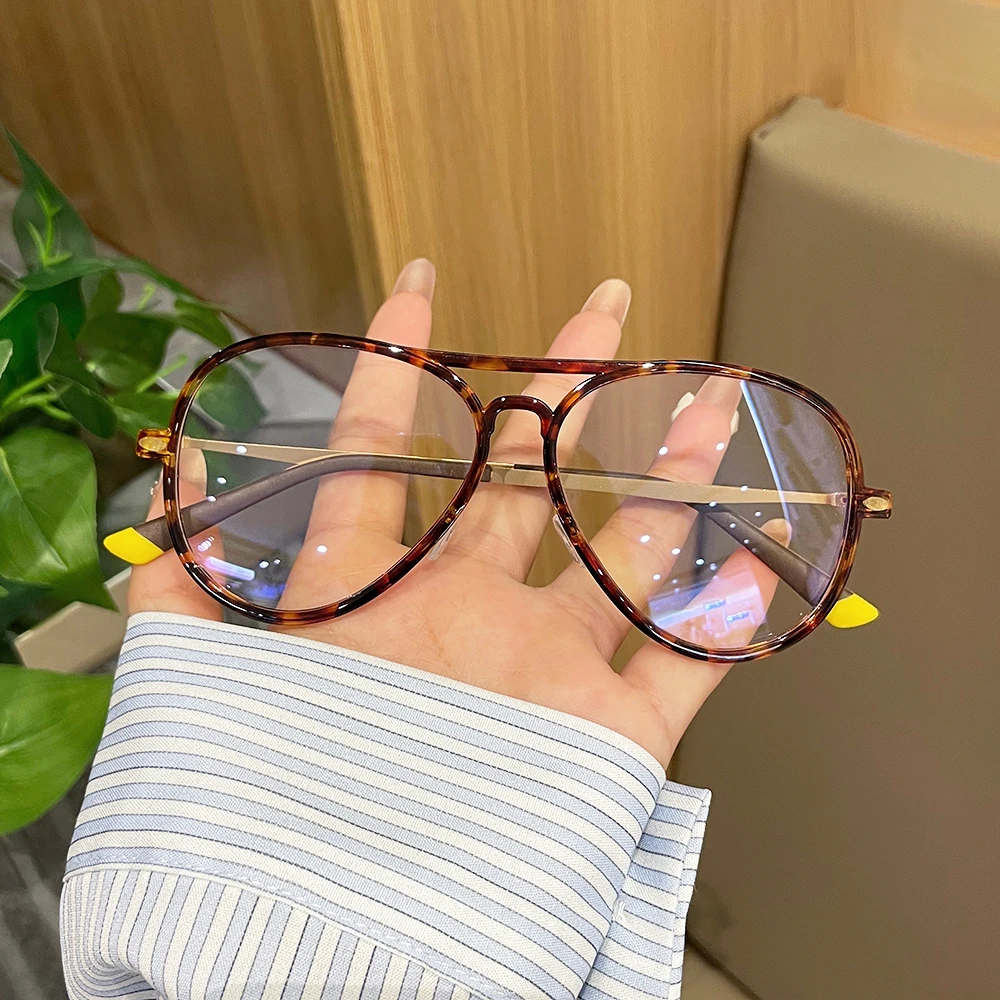 Pilot-style double-beam large-frame reading glasses with anti-blue light high-definition resin lenses, soft silicone nose pads for comfortable wear by middle-aged and elderly individuals