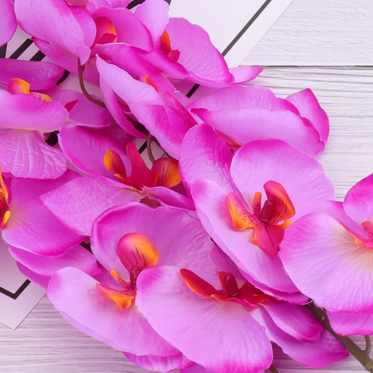 

2pcs Imitation Orchid Artificial Flowers Lifelike Fake Flower Decoration Indoor Outdoor Wall Door Office Home Wedding Party