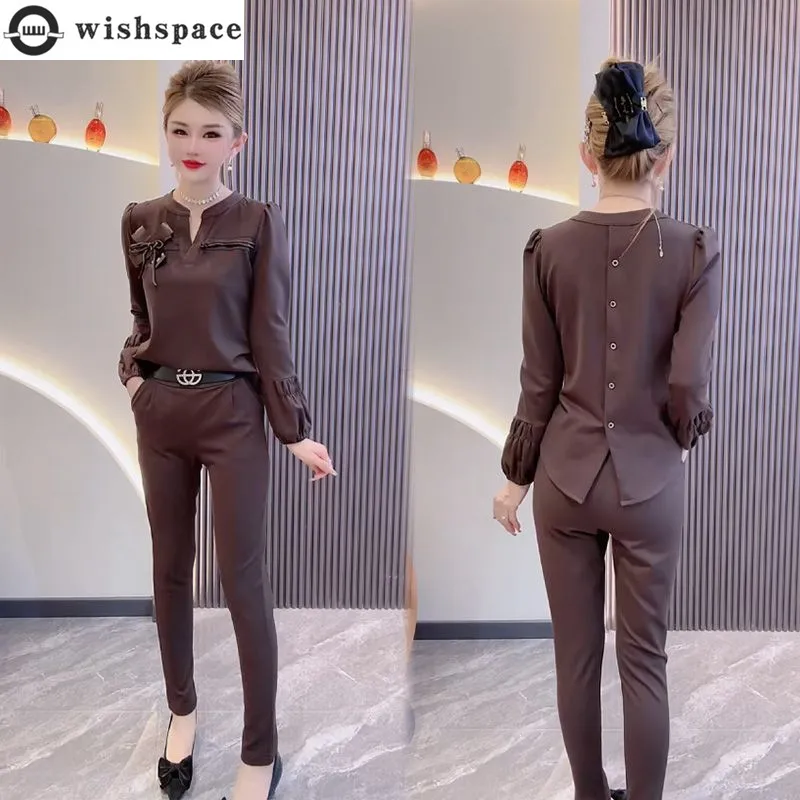 

Fashionable Splicing Slimming Set for Women in Spring 2024 New Temperament V-neck Top Casual Pants Age Reducing Two-piece Set