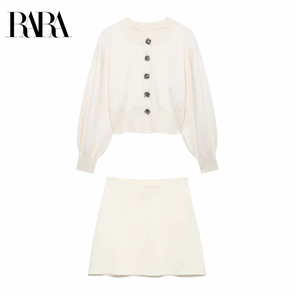 

RARA 2025 Весенняя новая женская трикотажная куртка на пуговицах с круглым вырезом и длинными рукавами + мини-юбка трапециевидной формы с высокой талией и плоской вязкой, комплект из 2 предметов