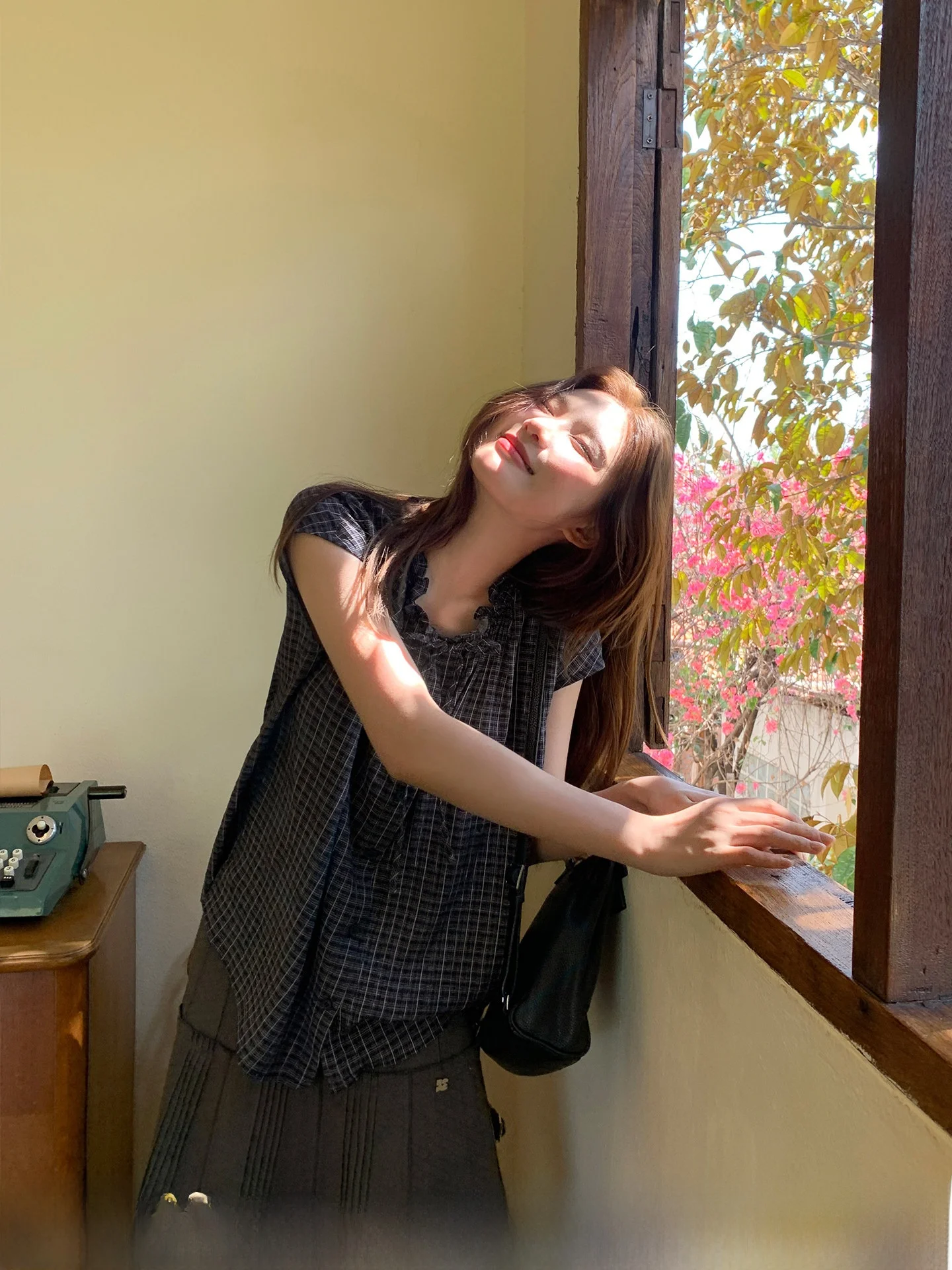 

Художественная повседневная рубашка в клетку с поясом во французском стиле, свободного кроя, с короткими рукавами, женская модная молодежная летняя повседневная одежда