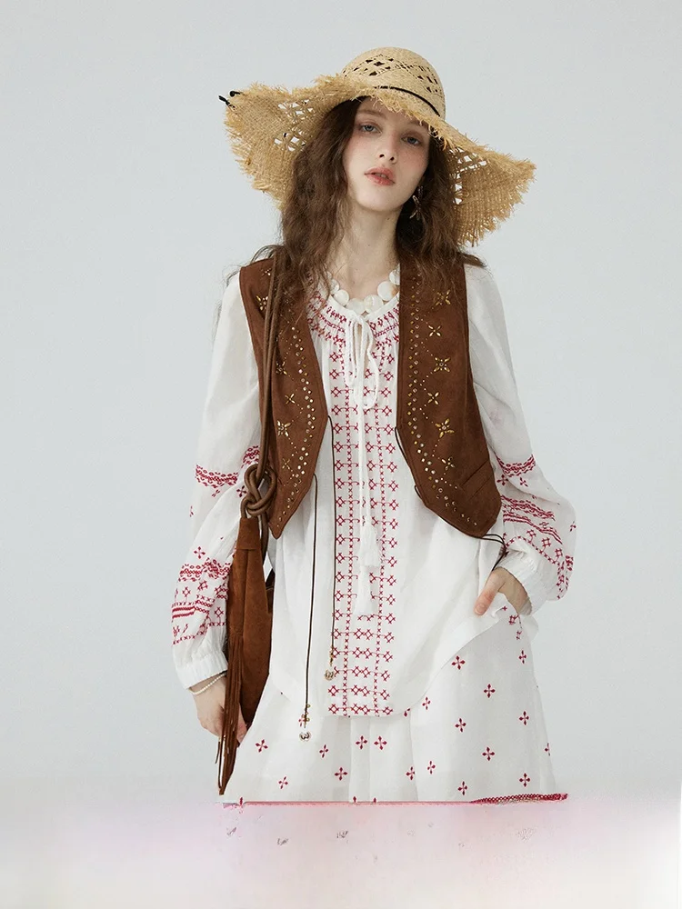 

Женский летний комплект: жилет из искусственной замши цвета фуксии, топ в стиле бохо с вышивкой и шортами, украшенные стразами.