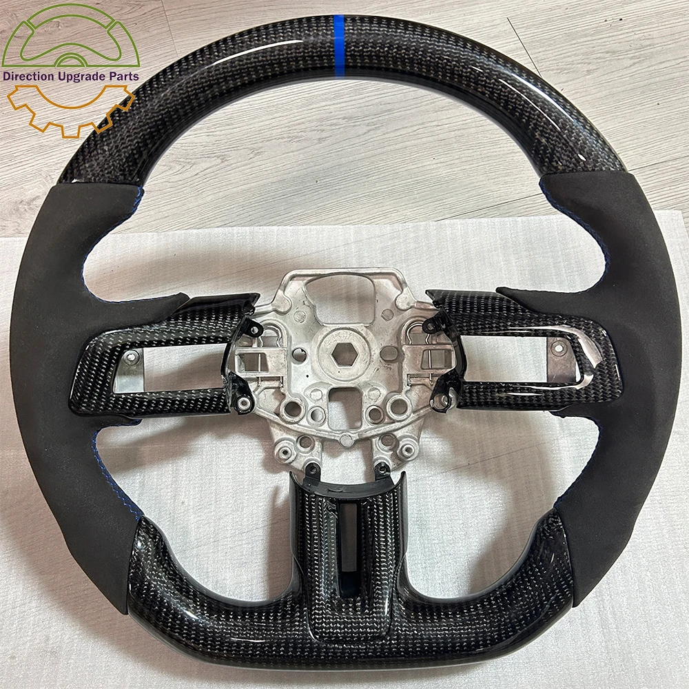 

Полузамшевая натуральная кожа из углеродного волокна с синей строчкой, подходит для рулевого колеса автомобиля Ford Mustang 2017-2024 гг.