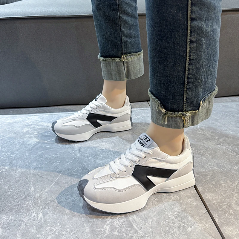 Sneakers wanita 2024 baru musim panas sepatu kasual untuk wanita Fashion bernapas renda Sneakers Platform berjalan Sneakers desainer