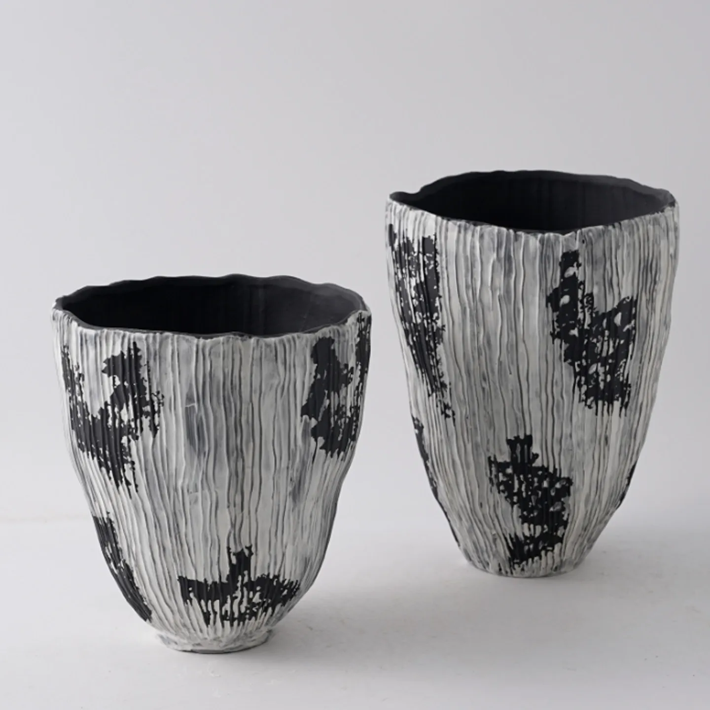 Black and white hand-painted ceramic abstract fish art vase ornament simple home living room hotel entrance ceramic pot