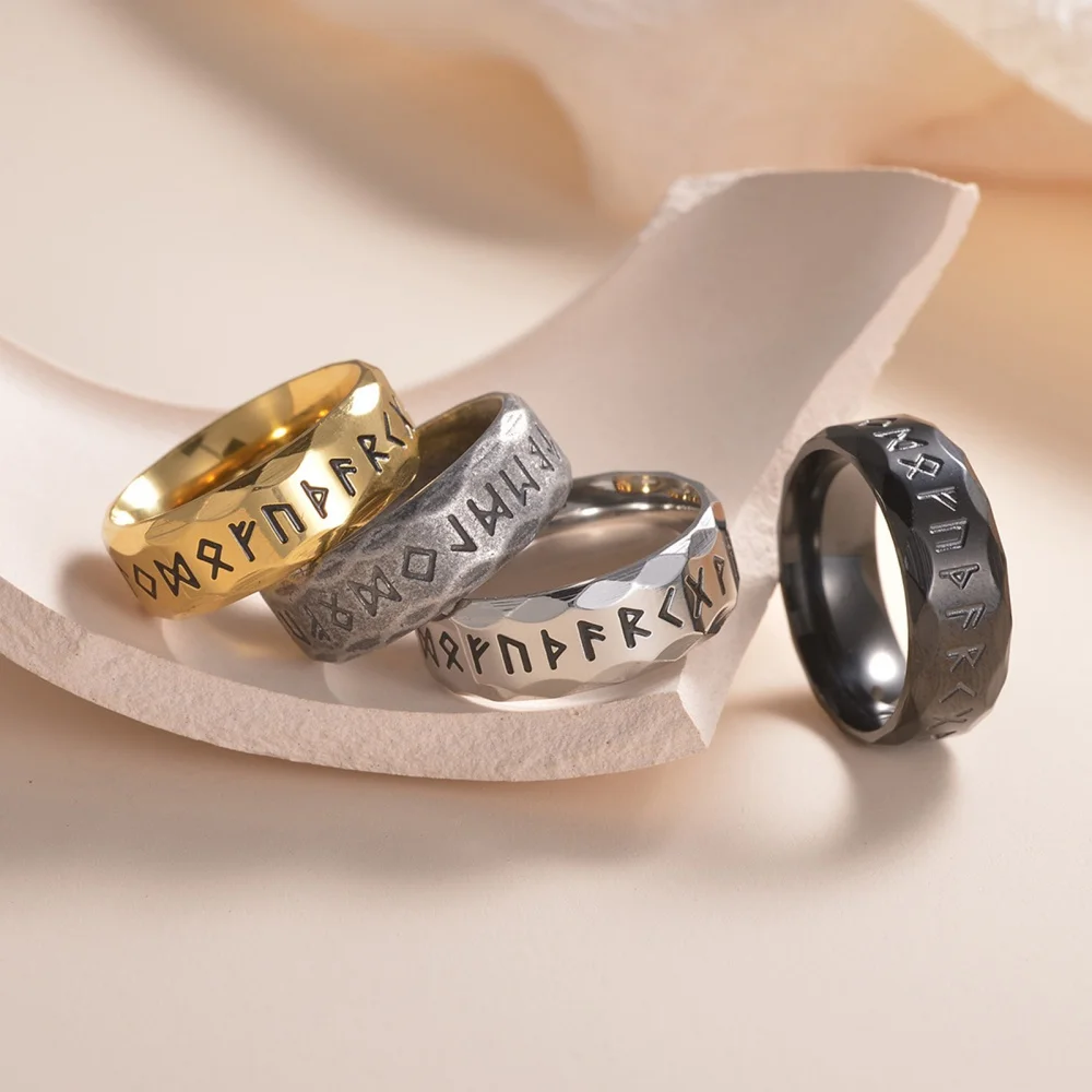 Runenring für Herren, facettierter, graviertes Symbolband, goldfarben, Edelstahl, Ring im nordischen Stil, geometrischer Statement-Schmuck. – Detail 1