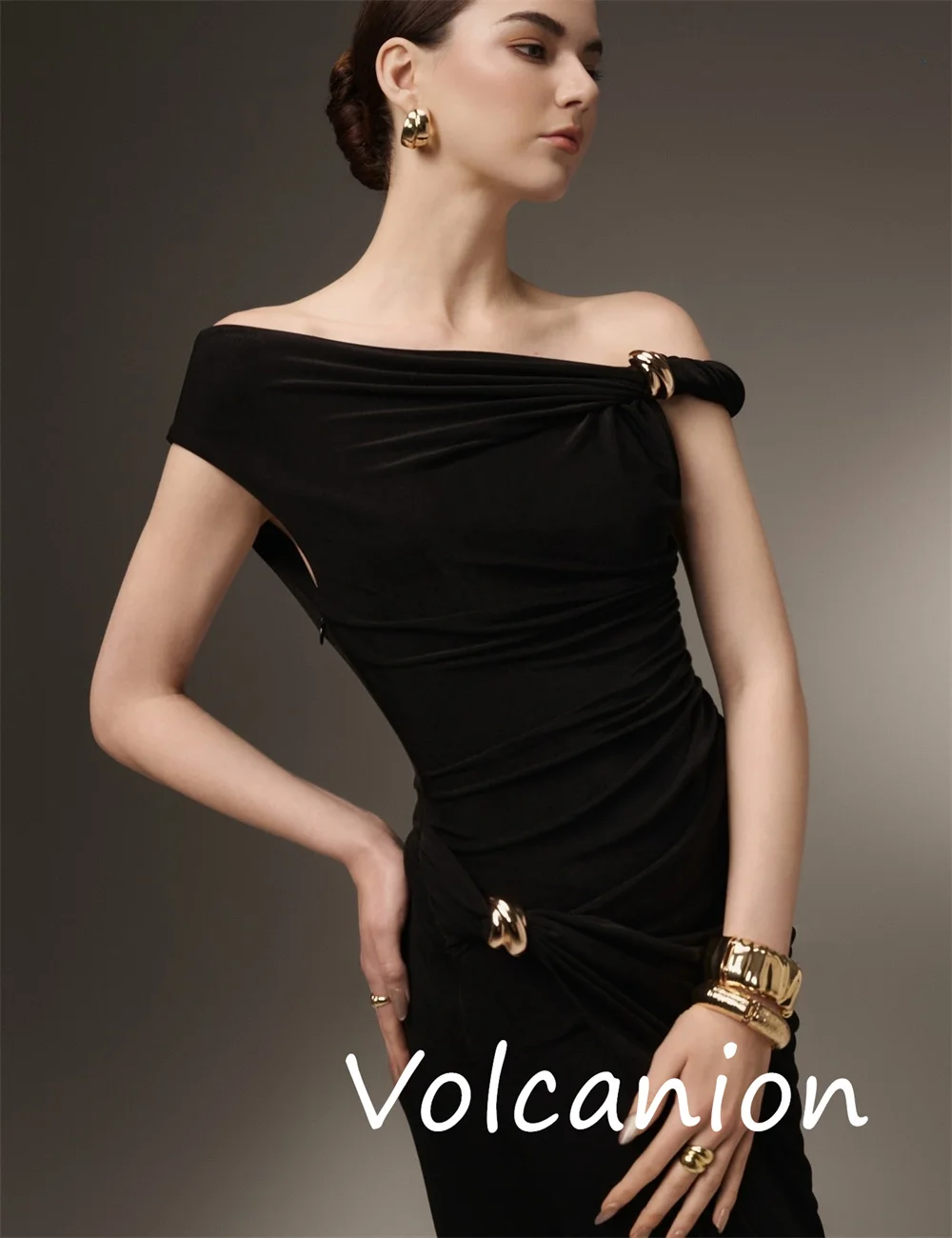 Op maat gemaakte Chinese stijl jersey plooi lovertjes rechte off-the-shoulder midi-jurken op maat gemaakte gelegenheid klassiek