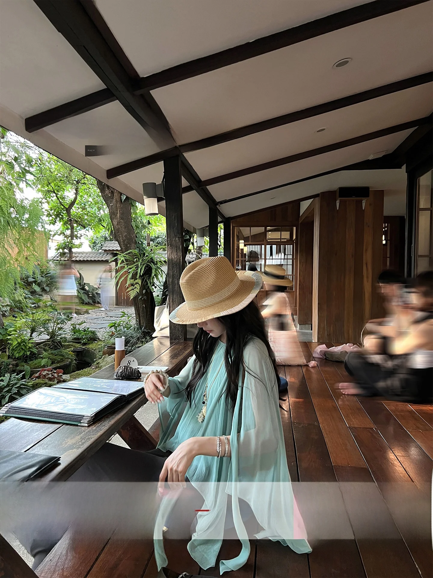 

Повседневная блузка-полуюбка с асимметричным подолом, дышащая, с длинными рукавами, кружевными вставками, создающая праздничное настроение