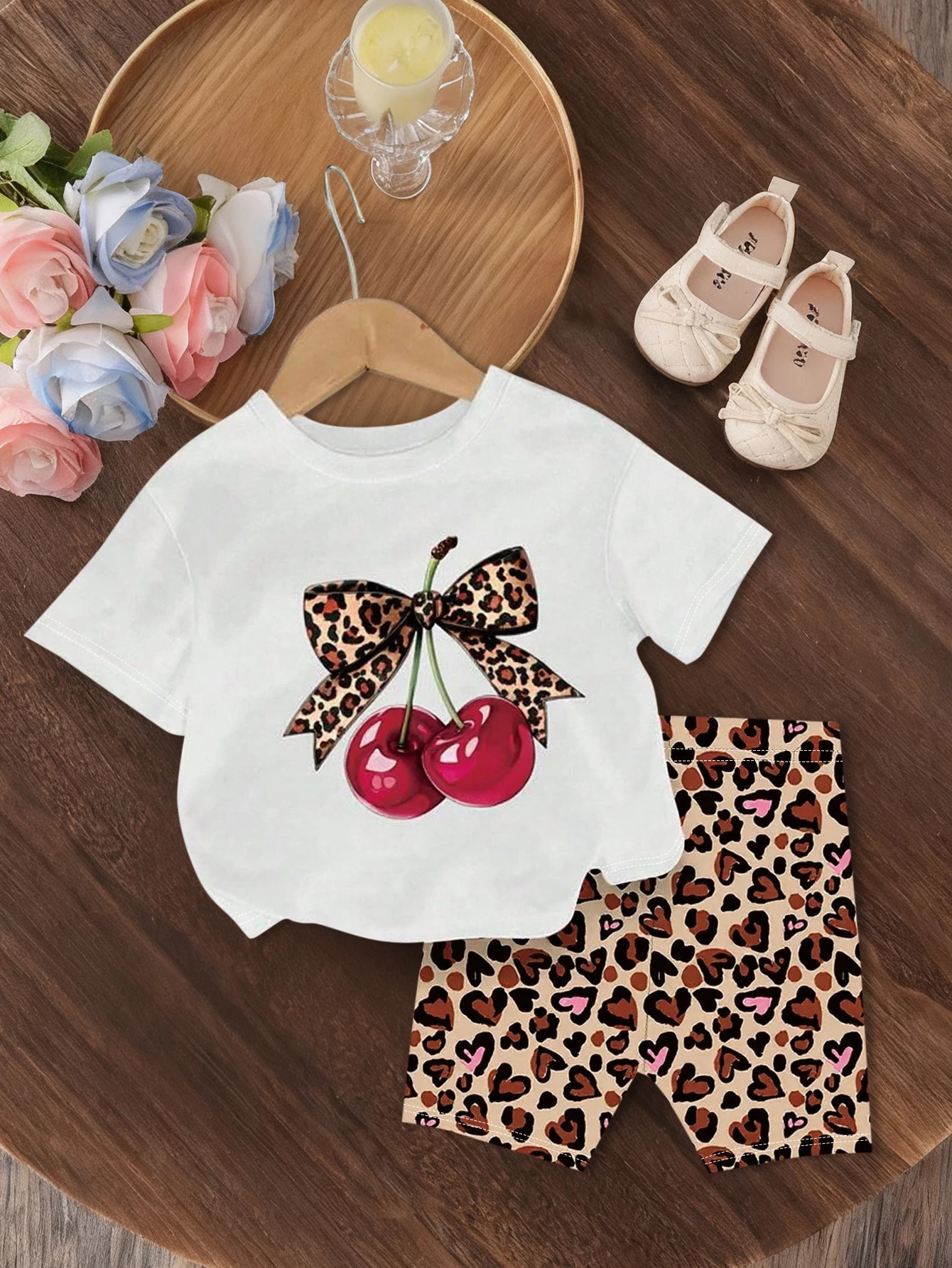 Conjunto de 2 Peças Estilo Europeu e Americano para Meninas: Camiseta Casual de Manga Curta + Shorts com Cintura Elástica, Estilo Fino de Verão. Shorts casuais com estampa de leopardo e estampa de cereja para meninas, com gola redonda e manga curta. Short