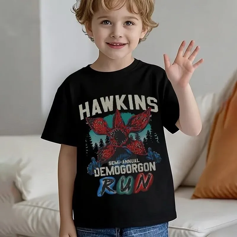 

Летняя модная футболка для мальчиков, коллекция Strange Things Hawkins Run! Модная футболка с принтом для девочек, топ из чистого хлопка с круглым вырезом, стиль унисекс