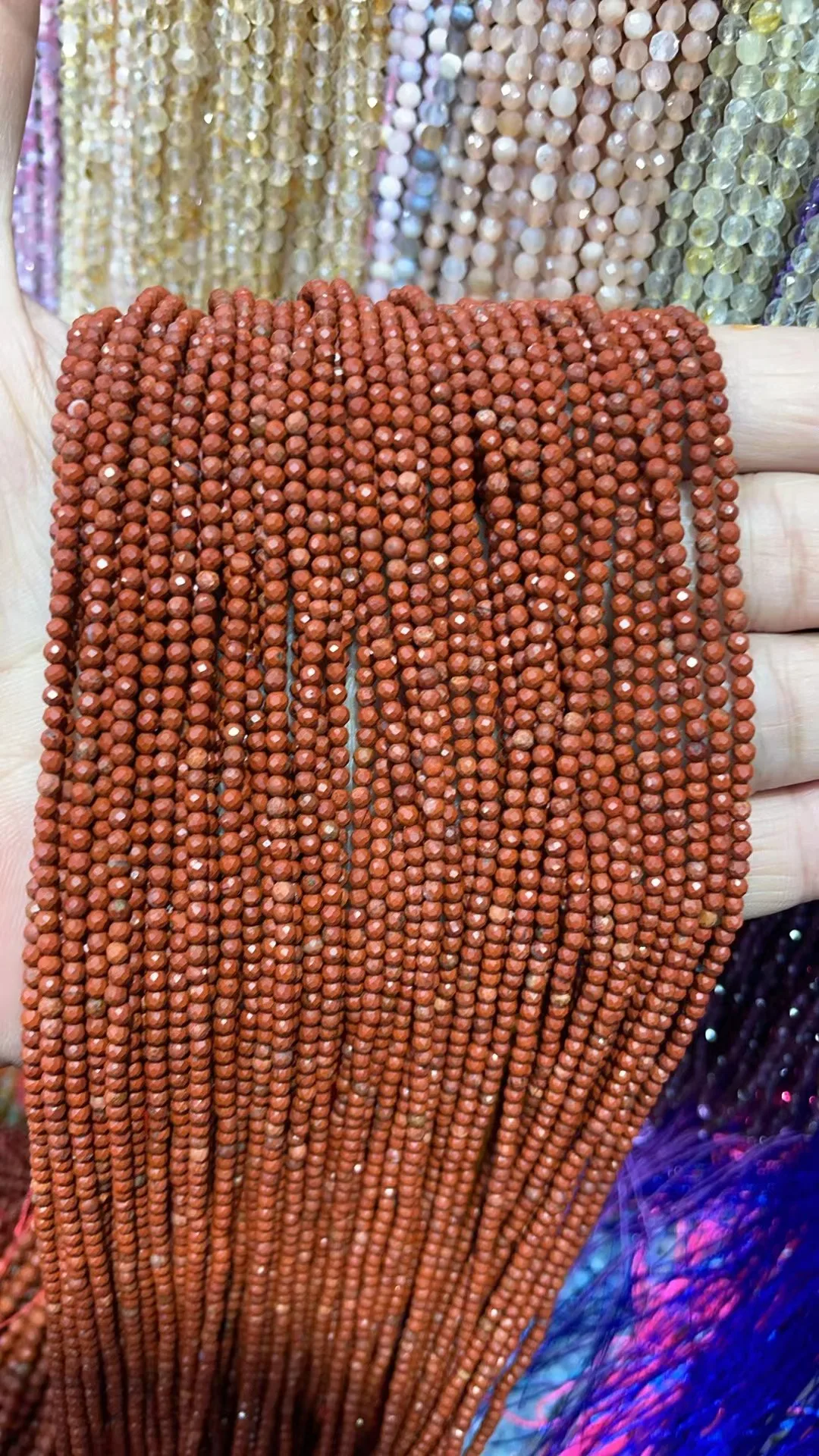 

Natural Redstone Round.form Cut.face Length:39cm