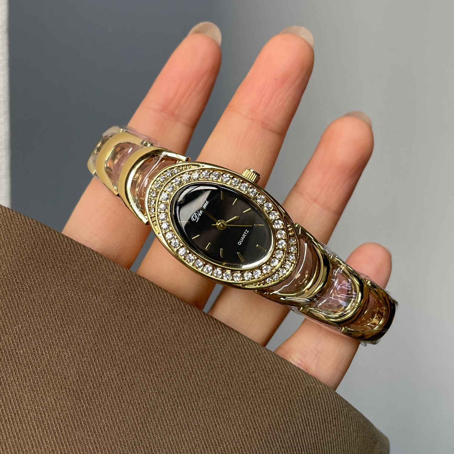 

New bracelet-style elegant and high-value brand watch, 2025 new women's art watch, women's stainless steel watch.