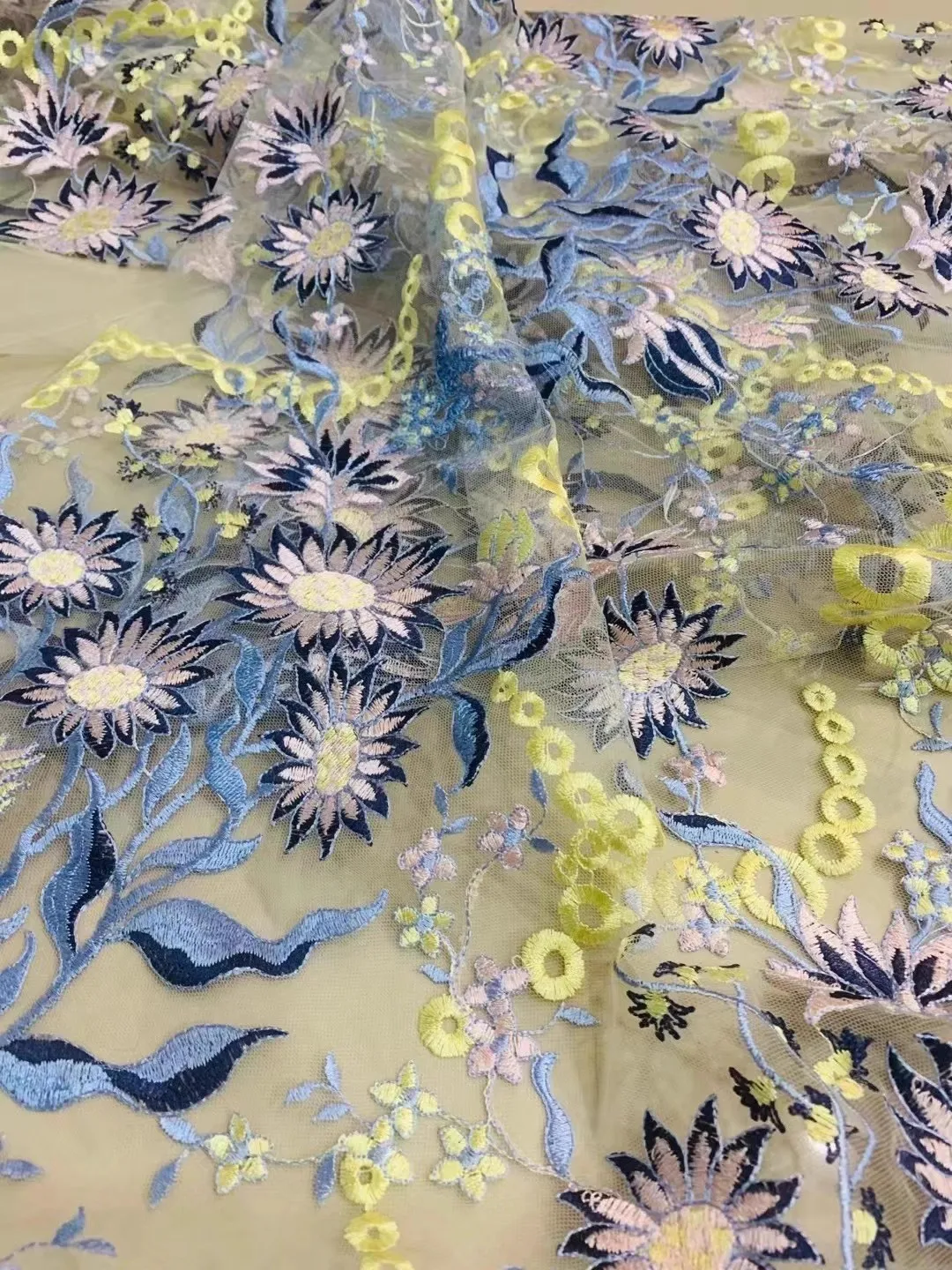 

1yard Classical and exquisite yellow lace tissu Sunflower Embroidery fabric Dress and wedding cheongsam fabric for patchwork