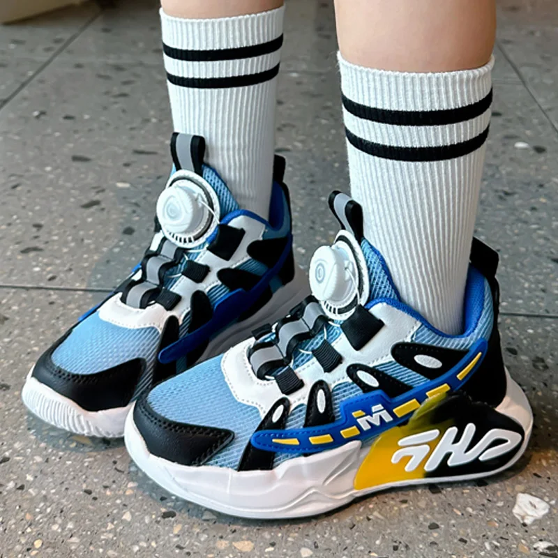 

Новая модель детских спортивных кроссовок - сетчатая поверхность с противоскользящими свойствами, подходящая для повседневного бега на улице и занятий спортом.