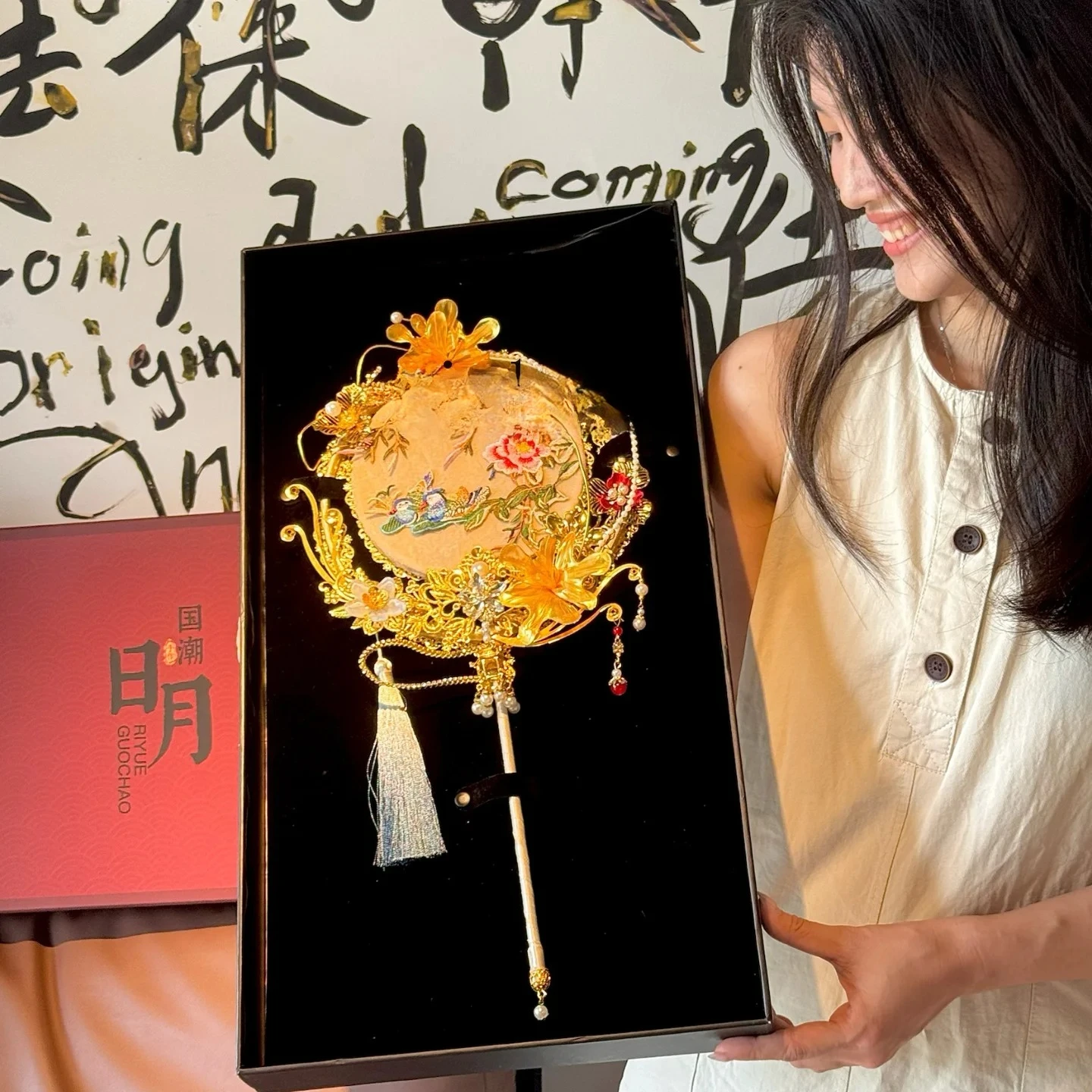 

LX Sun and Moon Wedding Original Design New Champagne Color Mandarin Duck Round Fan Wedding Joy Fan