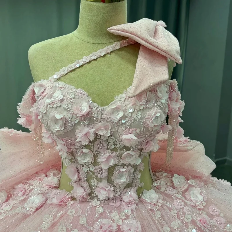 반짝이는 킨세아녜라 드레스 크리스탈 3D 꽃 장식 오프숄더 레이스 레이어드 롱테일 리본 베스티도스 데 15 킨세아녜라 ﻿ 맞춤 제작