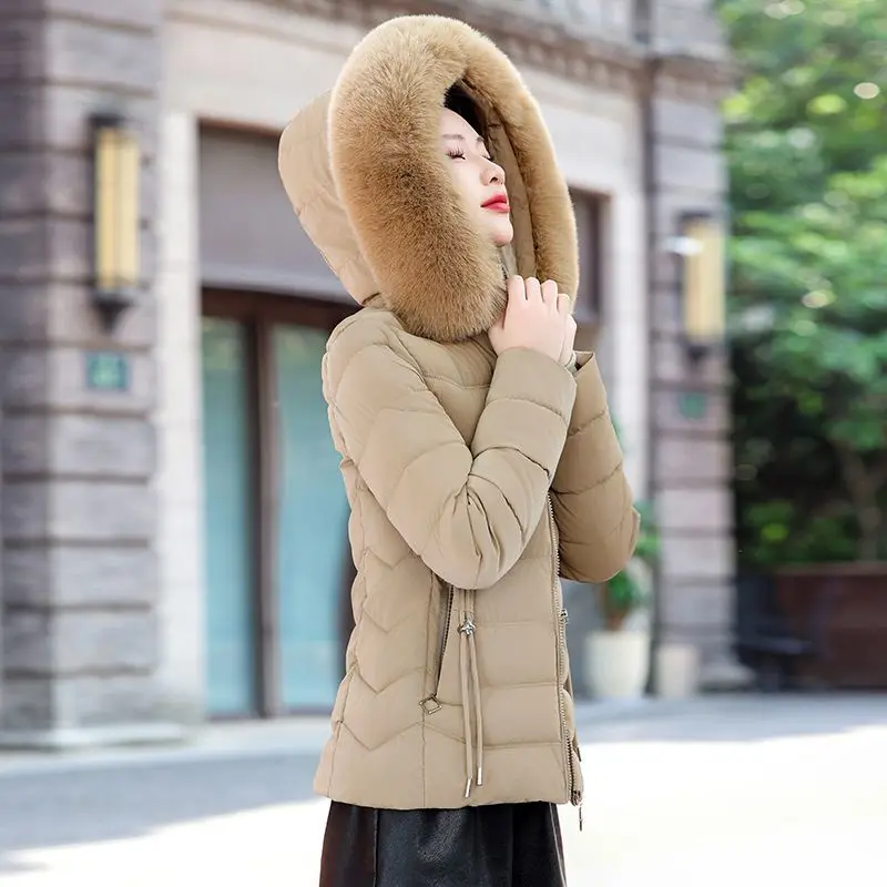 เสื้อพาร์ก้าผู้หญิงแบบมีฮู้ด หนา อุ่น ถอดหมวกได้ บุผ้าฝ้าย แจ็คเก็ตบุนวม รุ่นใหม่ ฤดูหนาว 2025 เสื้อโค้ทกันหิมะแบบสั้น เสื้อคลุมกันหนาว