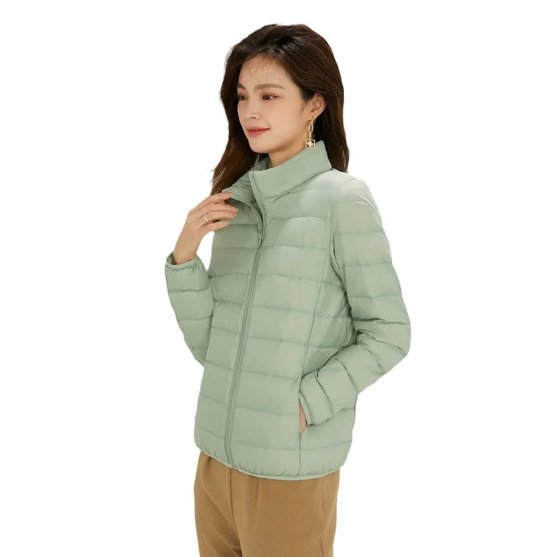 가을과 겨울 신상 한국 버전 스탠드업 칼라 경량 다운 재킷 여성용 짧고 넉넉한 캐주얼 따뜻한 재킷