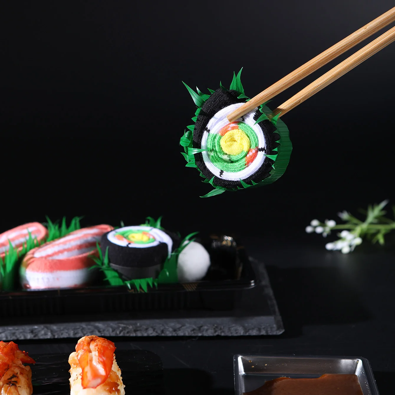 2 Paar mittelhohe Socken für Männer und Frauen, neuartige und lustige bunte Lachs-Sushi-Geschenkbox-Socken, europäische und amerikanische Mode, trendiger Stil, bequem und atmungsaktiv, Party-Casual-Neuheitsgeschenke, Valentinstag, Weihnachten, Weihnachtsmann, Herbst- und Winterstile, ganzjährige Socken, süße und lustige Socken