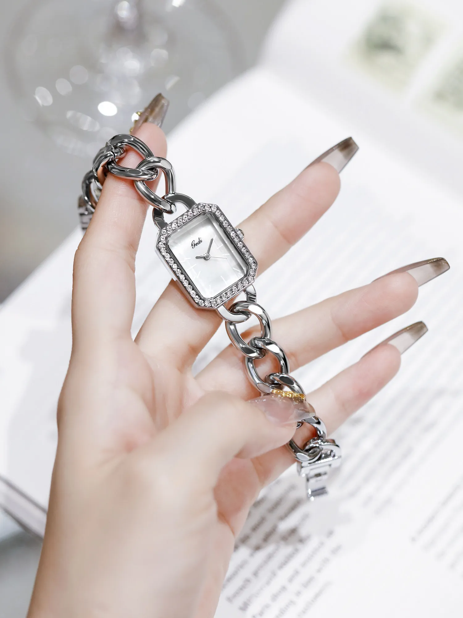 

New Women'S Watch, Elegant And RetroLuxurious Ladies' Wristwatch With A High-End Bracelet, Perfect Gift For Students And Women.