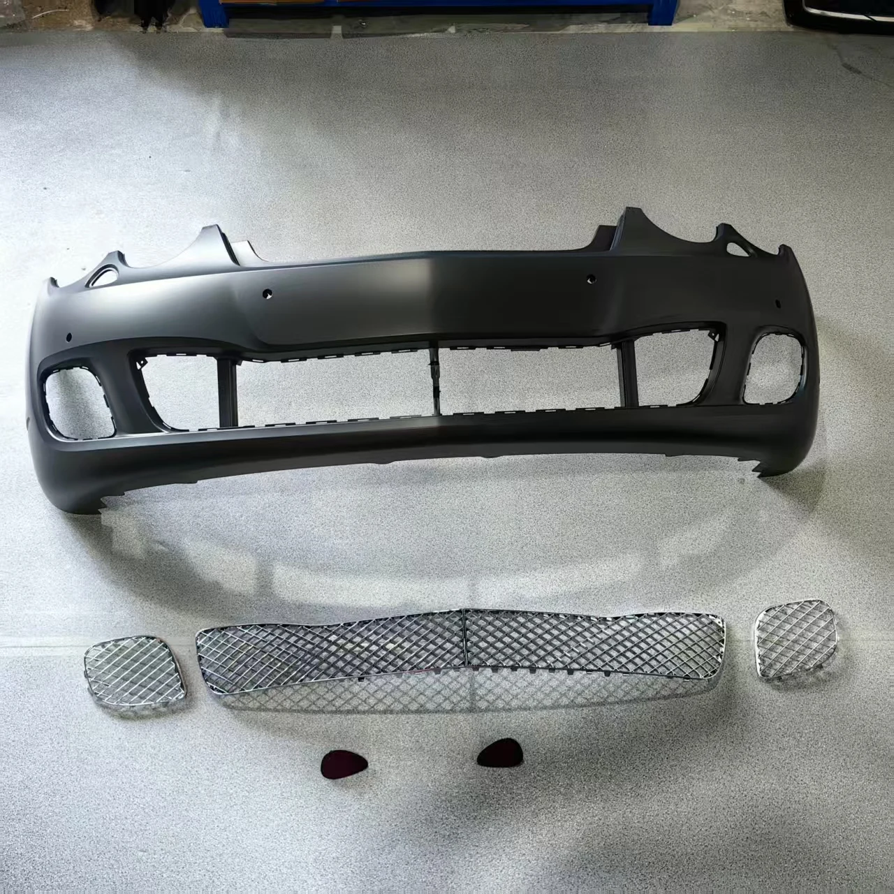 

Applicable for Bentley Flying Spur: front bumper, grille assembly, rear lip, silver-plated trim, tail lights