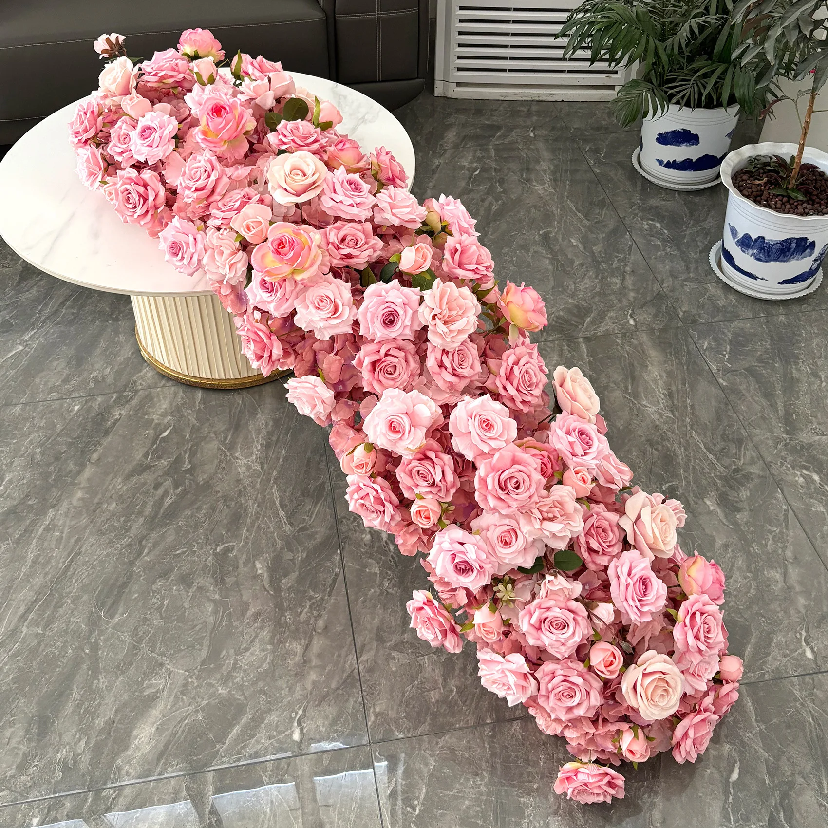 Künstlicher rosa-weißer Rosen-Tischläufer, florale Reihe, Hochzeitstisch-Mittelstück-Arrangement, Bankett-Hintergrund-Blumendekoration – Detail 5