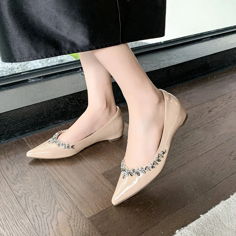 Scarpe basse con bocca superficiale con strass alla moda per le donne Primavera ed estate Nuove scarpe singole sexy comode con punta a punta