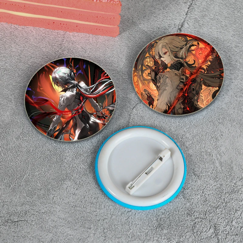 58mm Gioco Anime Genshin Impact Spille Arlecchino Distintivi di cartoni animati Zaino Vestiti Spille fatte a mano Decorazioni Accessori Regali